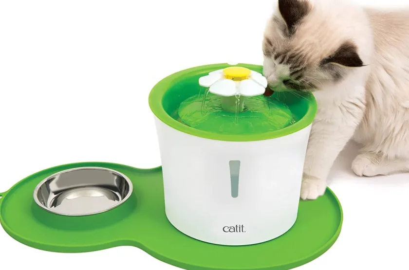Cat it Comederos Y Fuentes De Agua^COMBO Fuente Bebe Flor 3 Litros + Mantel con plato